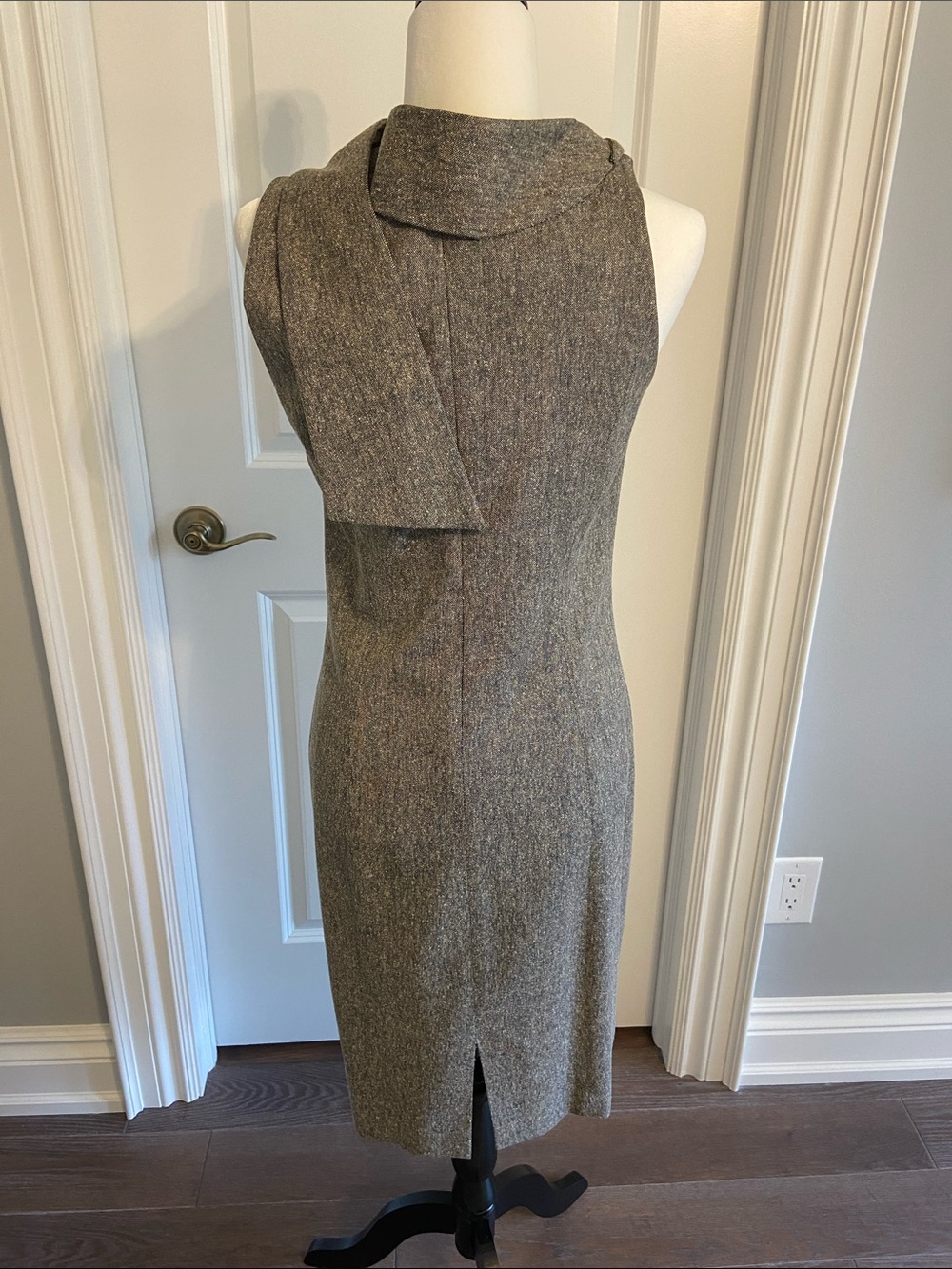 Pink Tartan Gray Tweed Midi Sheath Dress with Tie Neck Detail. Size US6 - Picture 4 of 15